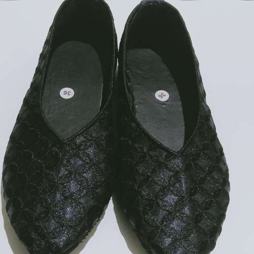 Sepatu kerja wanita