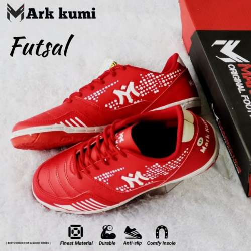Sepatu olahraga futsal putra mahkota