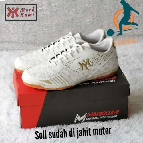 {Mark Kumi} Sepatu olahraga futsal outsole sudah dijahit keliling