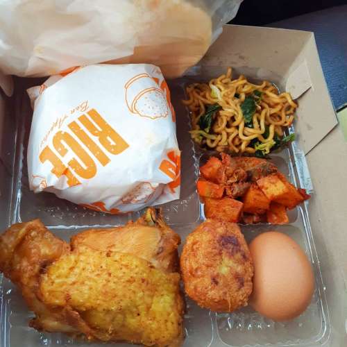 Nasi Ayam Goreng (Paket Lengkap)