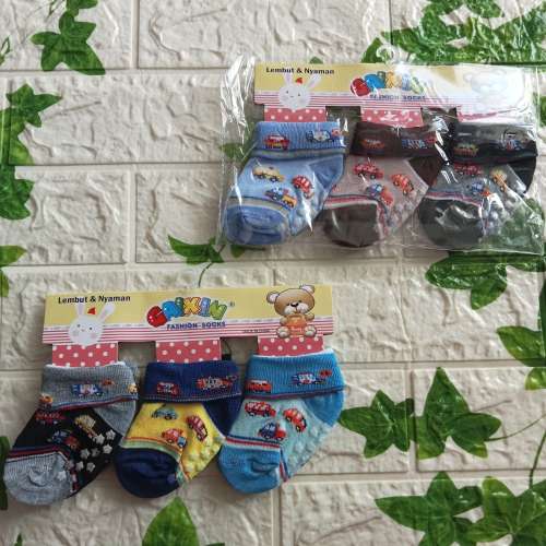 Set isi 3 pasang KAOS KAKI NEWBORN COWOK ANTISLIP