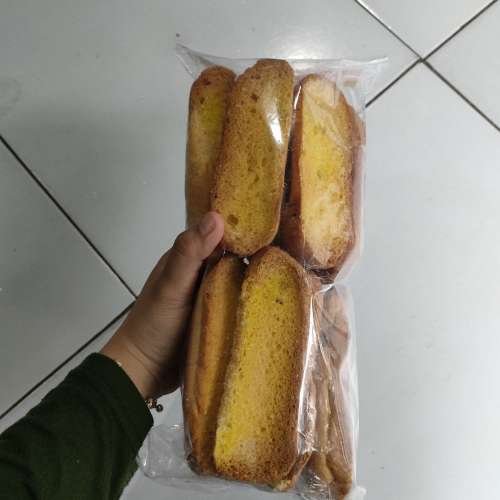 roti kering bagelan bunga mawar putih