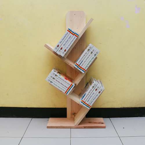 Rak Buku Pohon