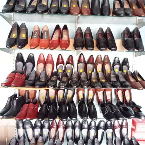 Sepatu sandal kulit
