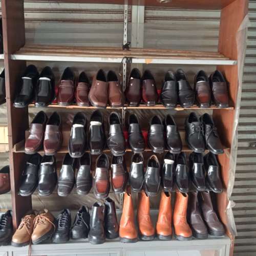 Sepatu sandal kulit