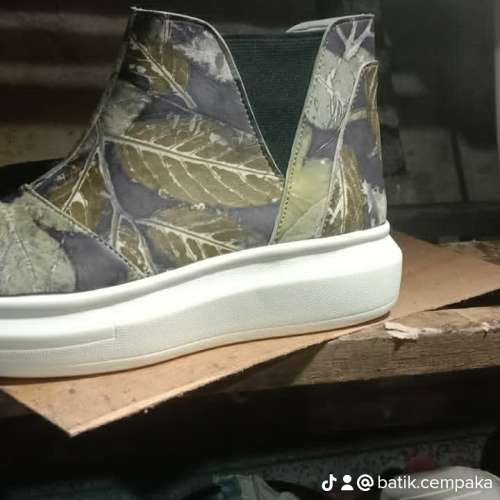 Sepatu kulit ecoprint
