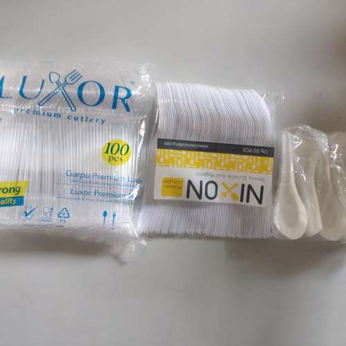 Aneka sendok dan garpu plastik