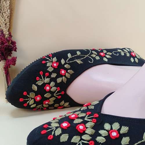 Sepatu wanita sulam motif bunga cantik / kado ulang tahun pernikahan perkawinan lamaran cewek / sepatu kerja
