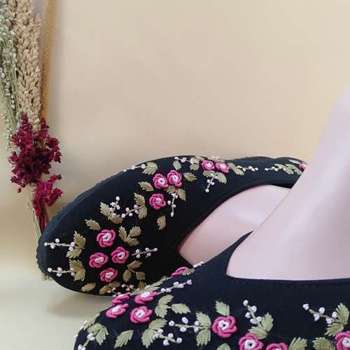 Sepatu wanita kerja motif bunga lucu cantik bisa dibuat kado ulang tahun pernikahan perkawinan lamaran