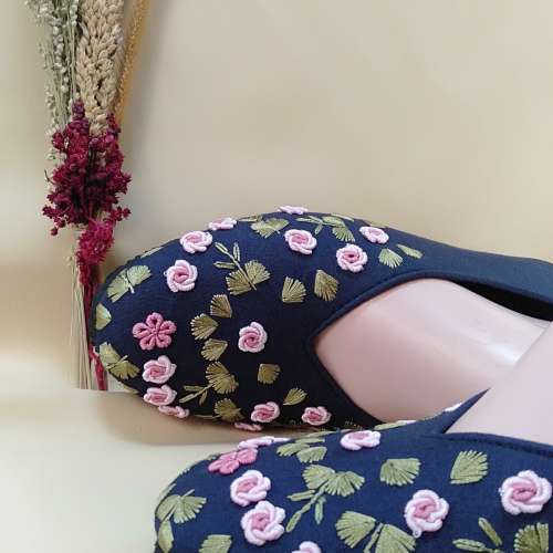 Sepatu kerja wanita motif bunga terbaru