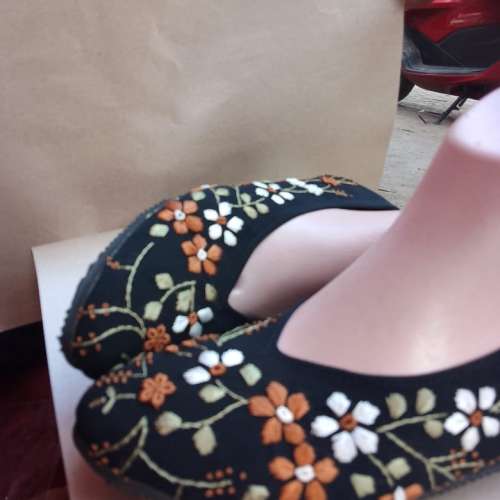 Sepatu kerja wanita motif bunga size 38 cantik / kado ulang tahun / lamaran / pernikahan