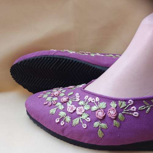 Sepatu kerja wanita motif bunga / kado ulang tahun pernikahan / lamaran / sepatu kuliah wisuda