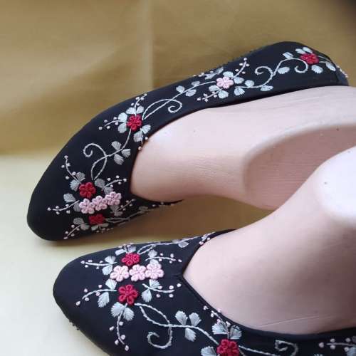 Sepatu kerja wanita size 39 motif bunga