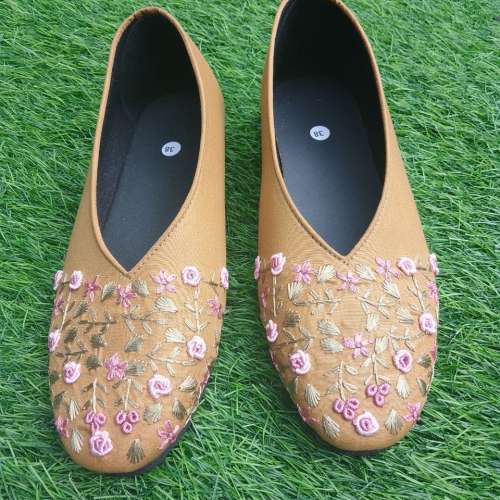 Sepatu kerja wanita motif bunga size 38