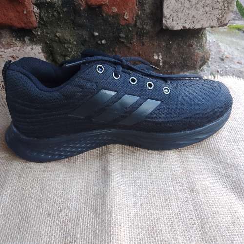 Sepatu sekolah warna hitam / sepatu sneakers