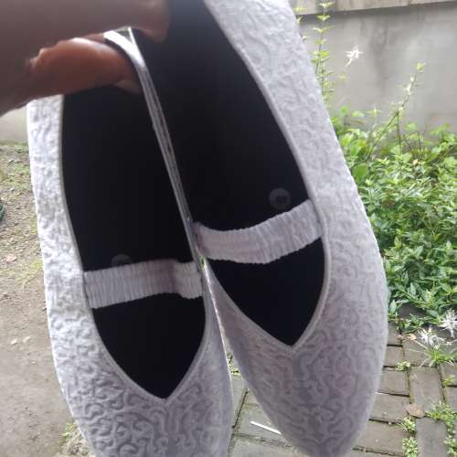 Sepatu wanita haji umroh putih