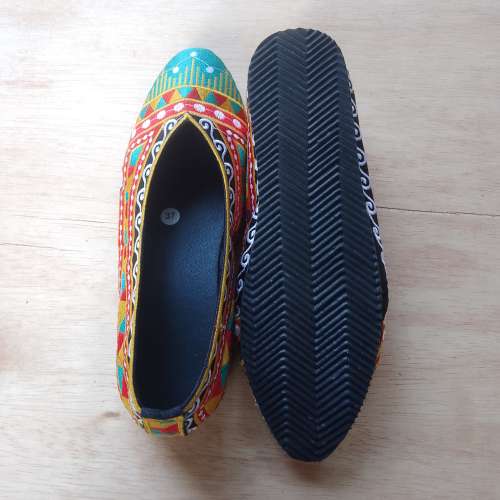 Sepatu casual wanita etnik