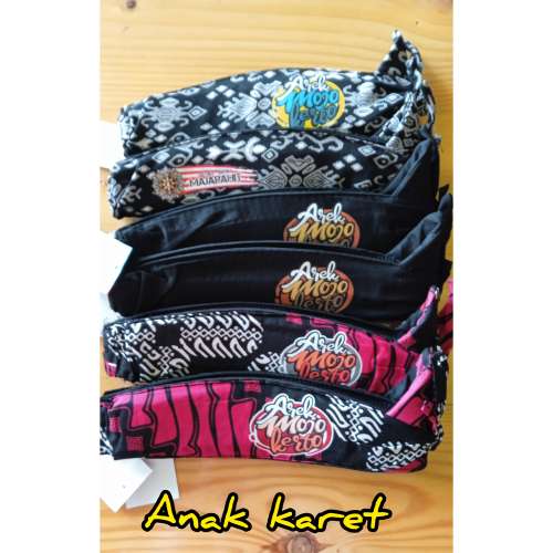 Udeng anak karet khas majapahit