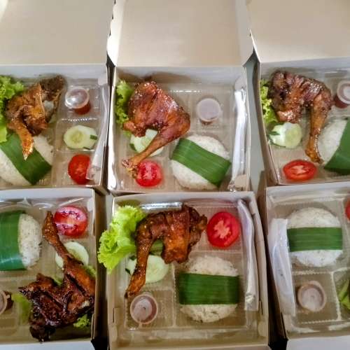 Nasi kotak ayam lalapan