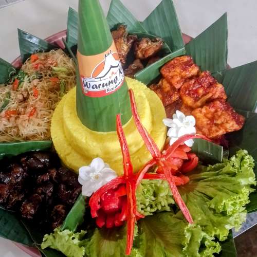 Tumpeng nasi kuning