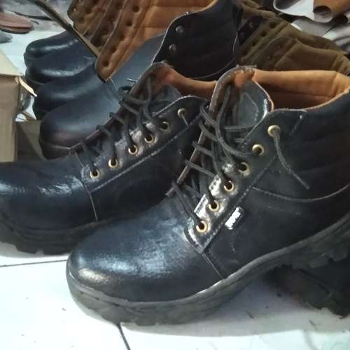 Safety boot ujung besi