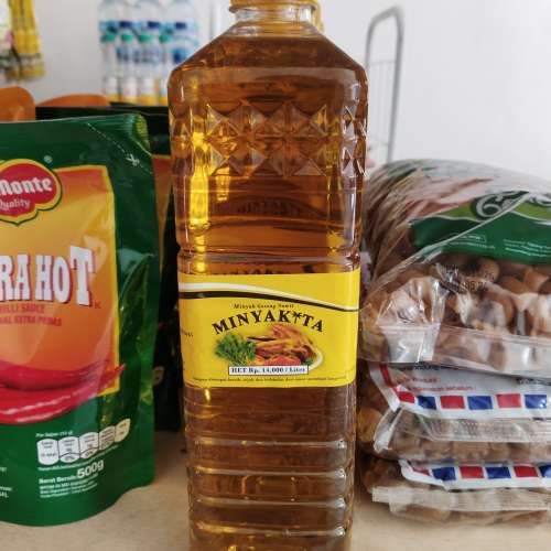 Minyak kita botol / refil 1 ltr (random)