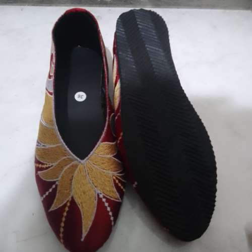 Sepatu wanita etnik