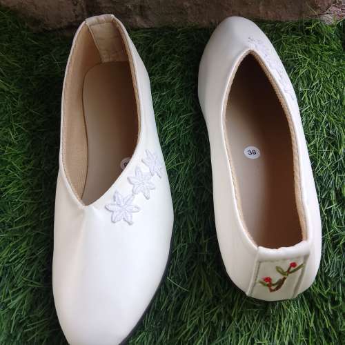 Sepatu Kerja Wanita Fantopel Putih Sulam Bordir