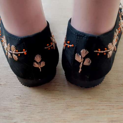 Sepatu sulam wanita