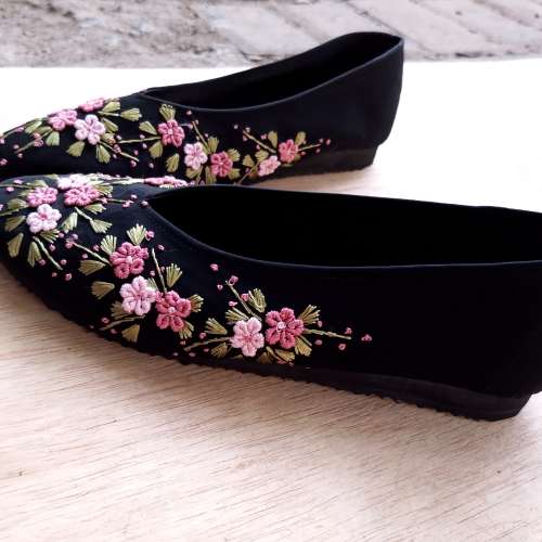 Sepatu sulam size 37