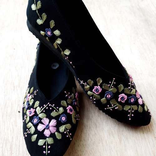 Sepatu sulam bunga