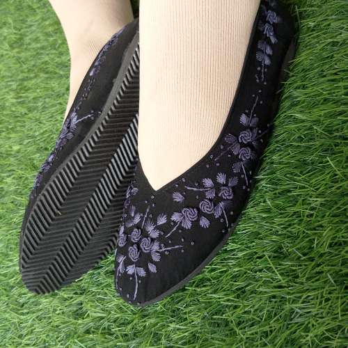 Sepatu sulam bunga hitam