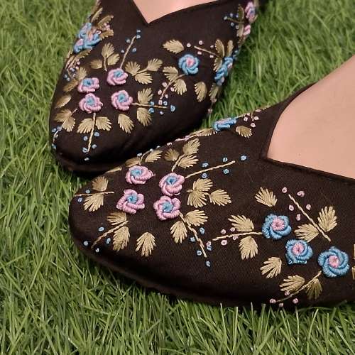 SEPATU WANITA MOTIF BUNGA SIZE 38