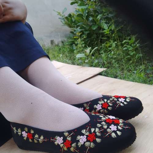 Sepatu Wanita Kekinian – Sulam Motif Bunga yang Manis dan Elegan | FOURF