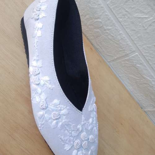 Sepatu Kain Bordir Wanita Muslimah – Elegan, Ringan, dan Tidak Pasaran | FOURF
