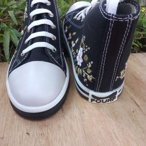 Sepatu Bordir Bunga High Top Kanvas – Sneakers Handmade Wanita Trendy