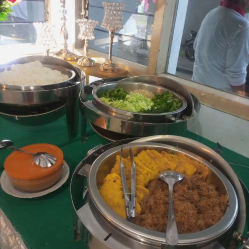Prasmanan nasi pecel pincuk