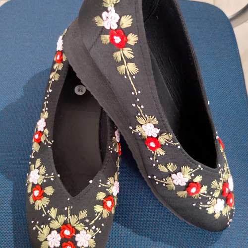 Sepatu Wanita Wedges Sulam