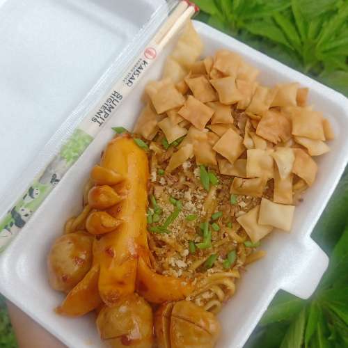 Mie cuan toping sosis besar + pentol